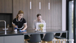 Private com - Marina Gold a termetes fenekű szobalány