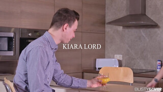 Kiara Lord benyeli a dárdát