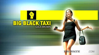 Gala Brown a taxiban kamatyol