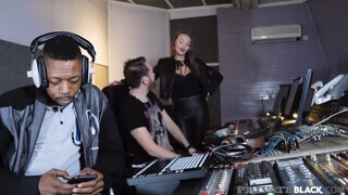 PrivateBlack - Stacy Cruz élvezi a gigászi rúdat