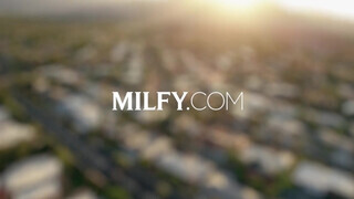 MILFY - Savannah Bond hatalmas farokkal análba reszelve