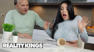 REALITY KINGS - Kira Queen a szomszéd palival reszel