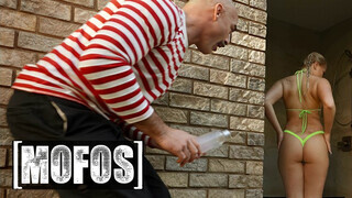 MOFOS - Harley King a csinos világos szőke tinédzser lány