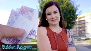 Izgató pici Eliss meztelenül pózol amatőr fotózáson