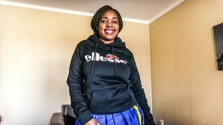 Afrikai koleszos csajszi munkát keres a tanulmányaihoz