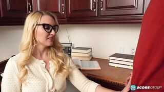 Vonzó 40-es Julia Robbie és a tini fószer