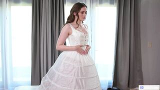 Mellbombás menyasszony hancúrozik a vőlegény nevelő testvérével